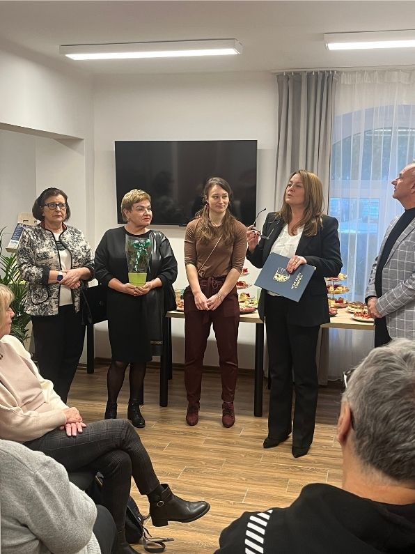 dyrektor GOPS wraz z animatorką, przedstawicielami rady i seniorów - podczas przemowy