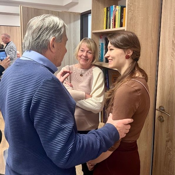 małżeństwo rozmawiające z animatorką klubu