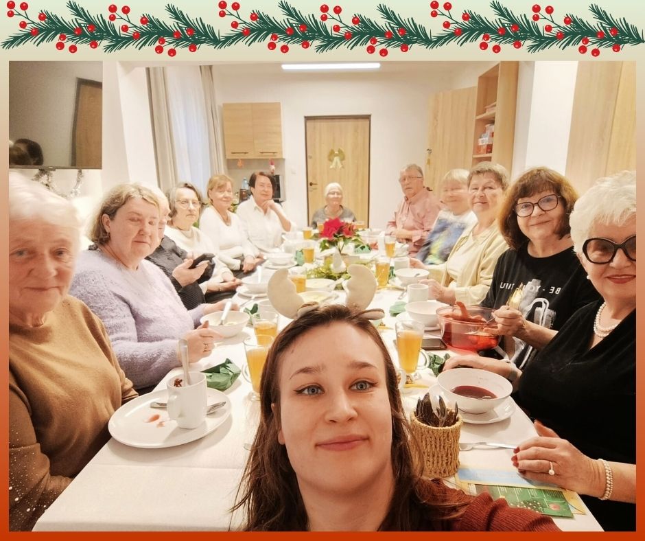 seniorzy przy wigilijnym stole, z przodu animatorka