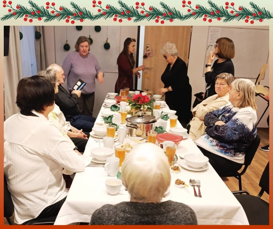 seniorzy przy wigilijnym stole